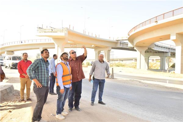 المحافظ خلال متابعة أعمال إنشاء مشروع كوبري منقباد العلوي
