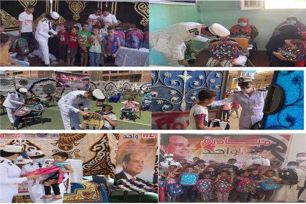 رجال الشرطة يوزعون الحقائب المدرسية على الأطفال