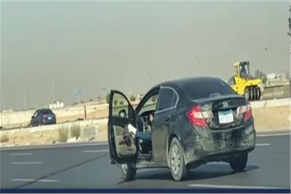 المتهم أثناء قيادة السيارة