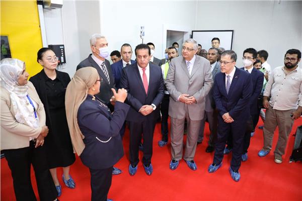 د. خالد عبد الغفار ود. محمد عوض تاج الدين خلال الجولة
