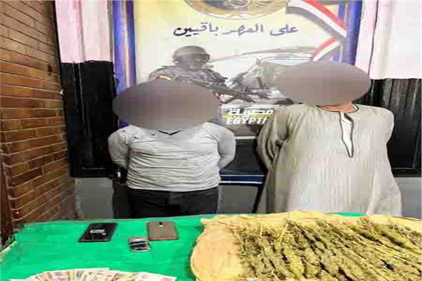المتهمين وبحوزتهم المضبوطات