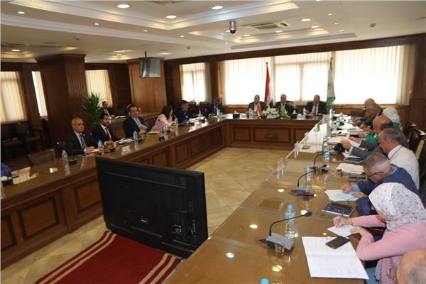 محافظ الجيزة خلال الاجتماع
