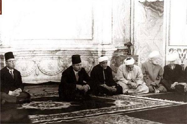 الملك فاروق في أحد المساجد