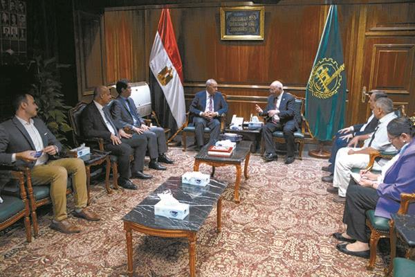 محافظ القليوبية خلال اجتماعه مع قطاع البيئة