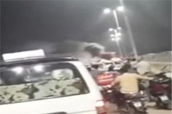 شاهد إخماد حريق بسيارة ملاكي أعلى محور 26 يوليو بالجيزة 