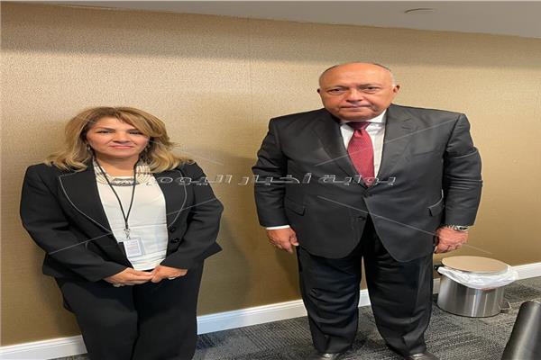 محررة "بوابة أخبار اليوم" مع الوزير سامح شكري