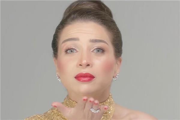 الفنانة مي عز الدين