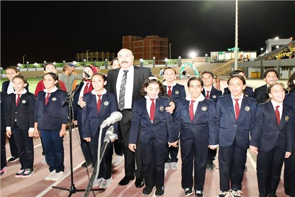 محافظ أسوان يتوسط التلاميذ