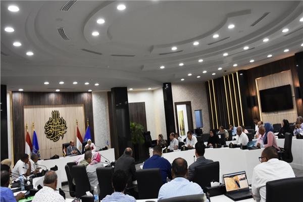 محافظ أسوان خلال الاجتماع