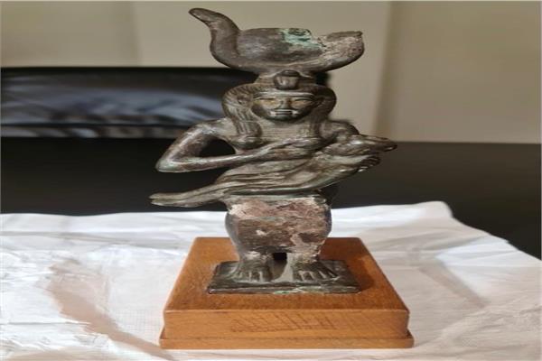تمثال للمعبودة إيزيس 