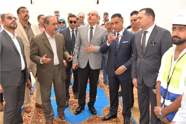 محافظ الإسماعيلية  خلال تفقَّده اللمسات الأخيرة بعمارات الإسكان الاقتصادي بالقنطرة غرب 