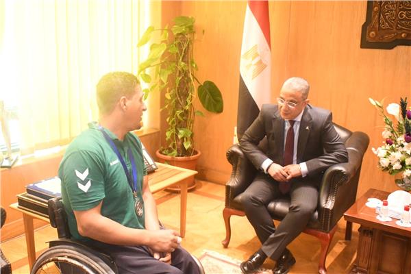 محافظ الفيوم يُكرم أبناء المحافظة