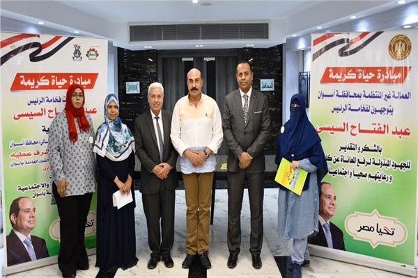 تسليم وثائق تأمين للعمالة غير المنتظمة باسوان