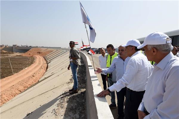 رئيس الوزراء خلال الجولة