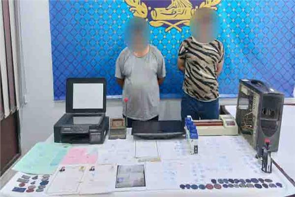 المتهمين وبحوزتهم المضبوطات