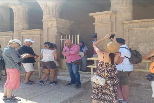 المنيا تستقبل وفد سياحي من ألمانيا لزيارة آثار تونا الجبل