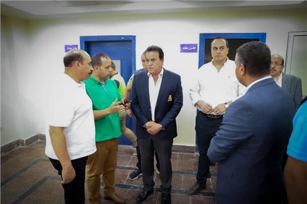 الدكتور خالد عبدالغفار خلال الجولة