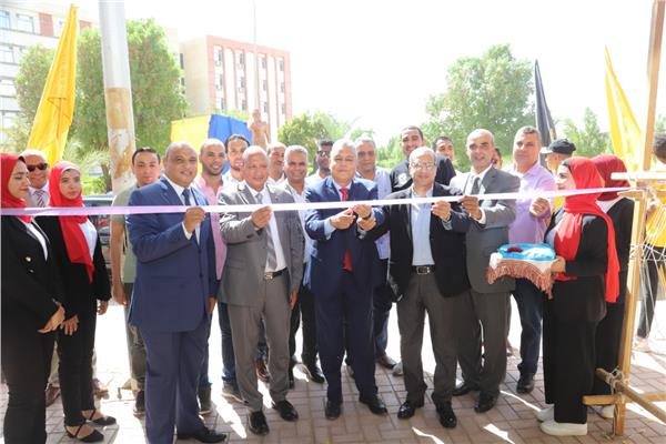 رئيس جامعة جنوب الوادى يستهل العام الدراسي الجديد بتحية العلم