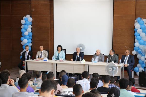 مبارك يلتقى بطلاب الفرقة الأولى بجامعة المنوفية الأهلية 
