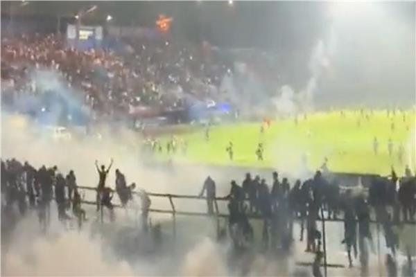 أحداث التدافع خلال مباراة لكرة القدم بإندونيسيا