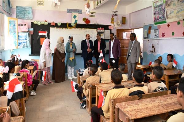 محافظ أسوان يشدد على عدم ربط تسليم الكتب المدرسية بدفع المصروفات