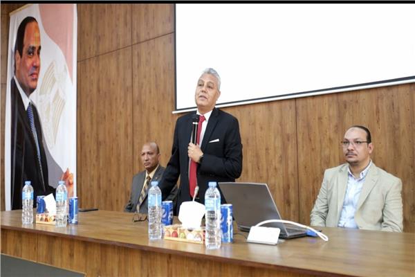 رئيس جامعة جنوب الوادي يشهد بدء الدراسة ببرنامج الحاسبات