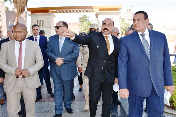 اللواء هشام آمنة وزير التنمية المحلية يرافقه اللواء أشرف عطية محافظ أسوان