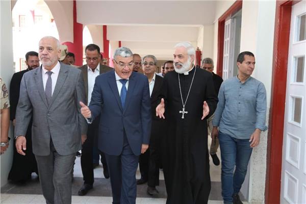  الأنبا باسيليوس يستقبل محافظ المنيا بمدرسة الراعي الصالح للغات