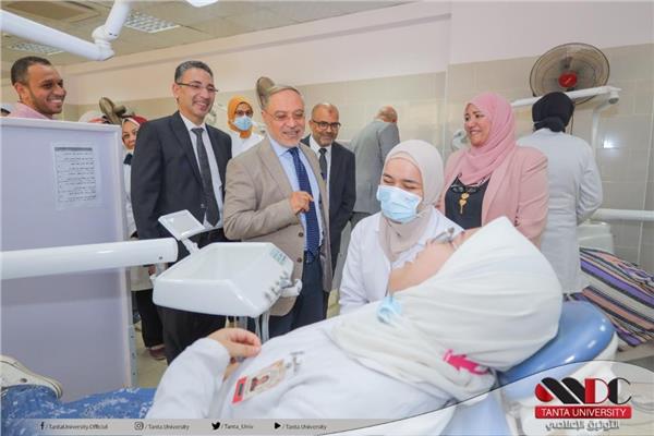 رئيس جامعة طنطا يتابع انتظام بدء الدراسة بكلية طب الأسنان
