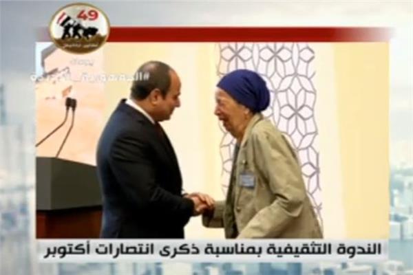 إيمان زوجة اللواء حسن شحاتة مع الرئيس