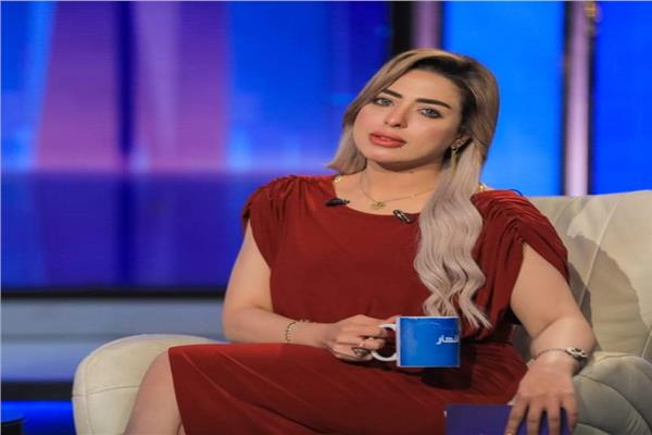 الإعلامية منى العمدة