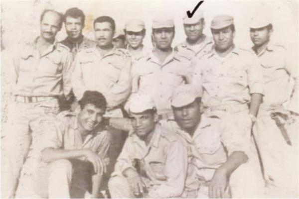  المقاتل محمد حجازى وسط زملائه