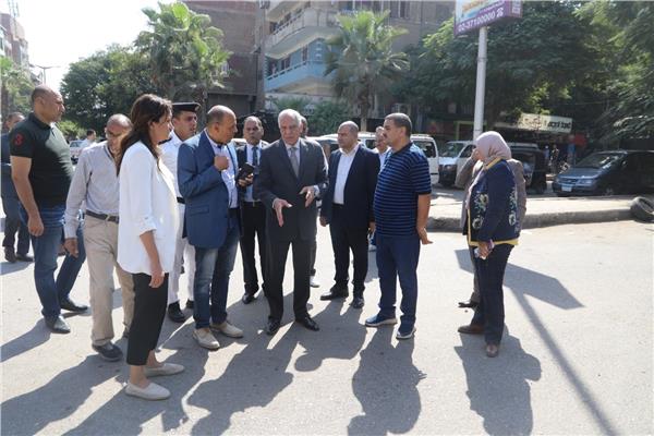 محافظ الجيزة خلال الجولة