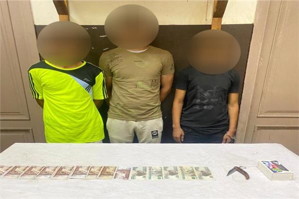 المتهمين وبحوزتهم المضبوطات