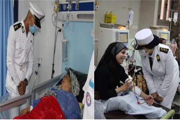 رجال الشرطة أثناء توزيع المساعدات على المرضى