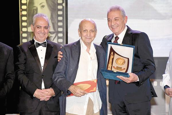 إمام عمر مع الأمير أباظة ومحمود حميدة أثناء التكريم