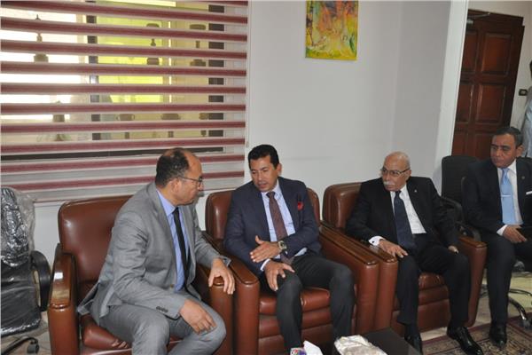 رئيس جامعة حلوان يستقبل وزير الشباب والرياضة بكلية التربية الرياضية بنين 
