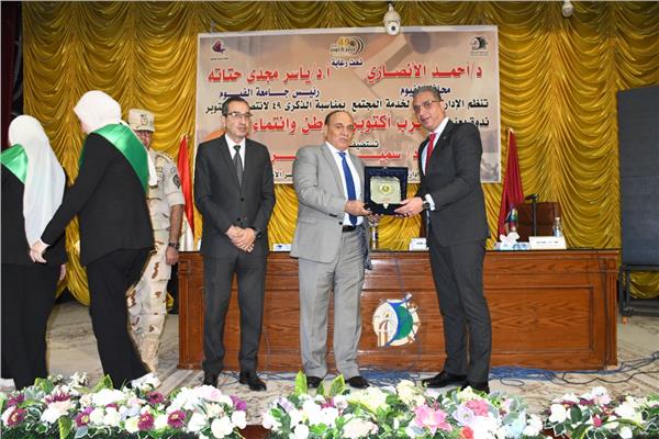 محافظ الفيوم خلال تكريم اللواء سمير فرج