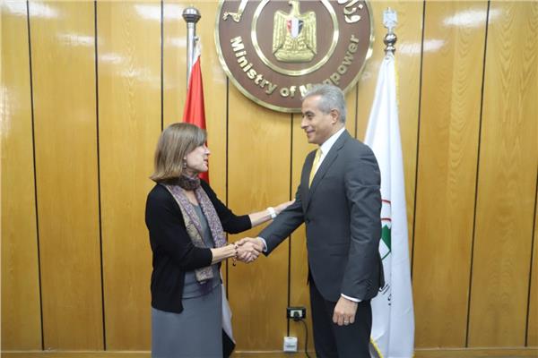 حسن شحاتة خلال استقباله كارين كيرتس رئيسة وحدة الحرية النقابية بمنظمة العمل الدولية