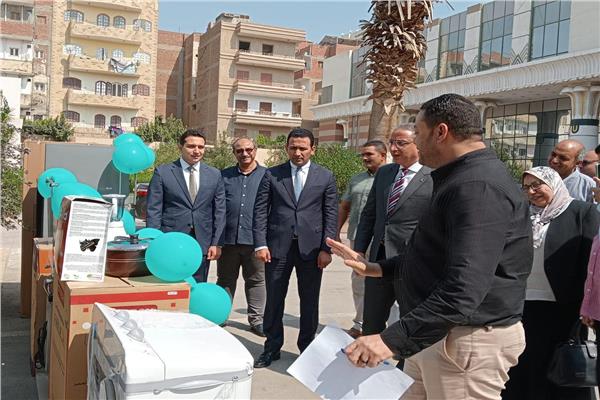 محافظ الفيوم يُسلم أجهزة عرائس 