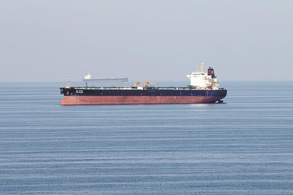 احدى ناقلات النفط فى البحر الاحمر