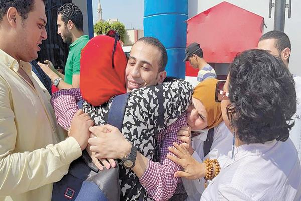 قرارات الإفراج ترسم السعادة على أهالى المحبوسين احتياطياً