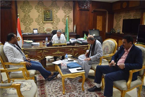 محافظ المنيا خلال الاجتماع