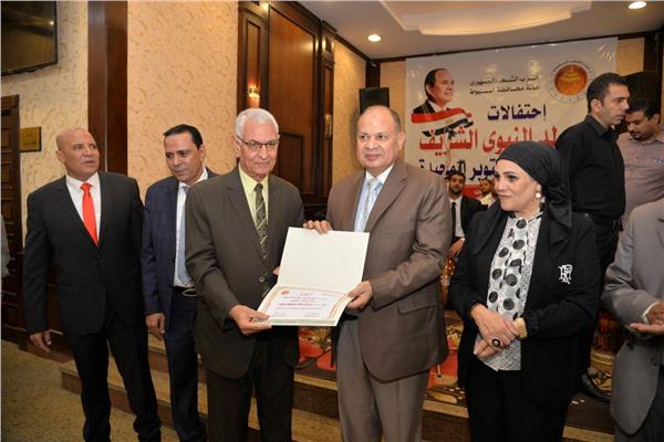 محافظ أسيوط خلال تكريم بعض المشاركين في الاحتفالية