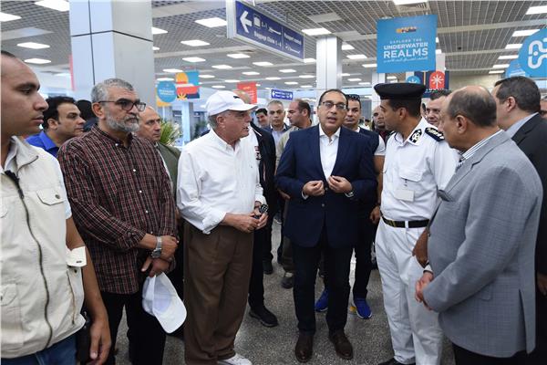 رئيس الوزراء خلال الجولة