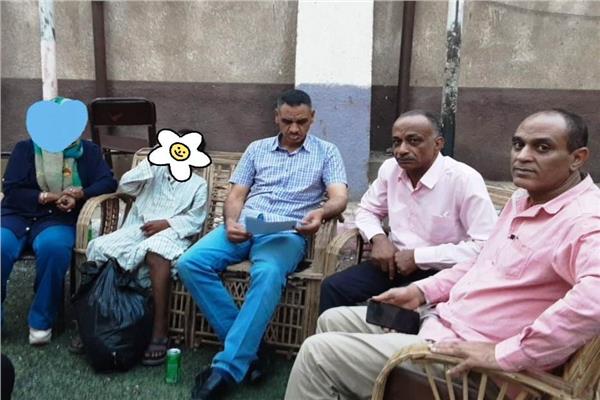 رعاية أحد أطفال بلا مأوى بمركز كوم أمبو 
