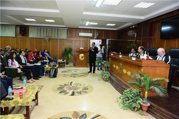 رئيس جامعة سوهاج يشهد مناقشة المشاريع البحثية لطلاب الماجستير المهني «MBA»ه