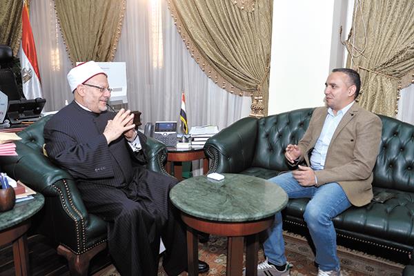 د. شوقى علام مفتى الجمهورية خلال حواره مع أخبار اليوم 