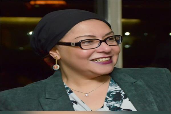 د. صفية القبانى نقيب الفنانين التشكيليين