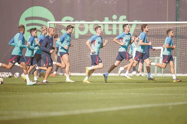 هدوء فى تدريبات برشلونة تمهيدًا لعاصفة كلاسيكو الأرض